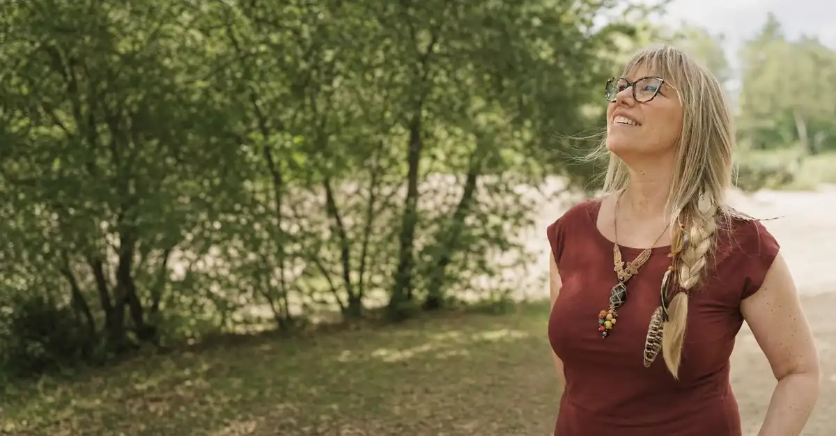 Portret van Femke Lemmens buiten in het groen